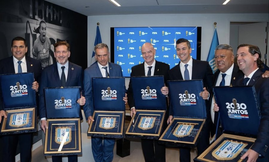 RESPALDO. Tapia estuvo con Infantino, Domínguez y algunos mandatarios.