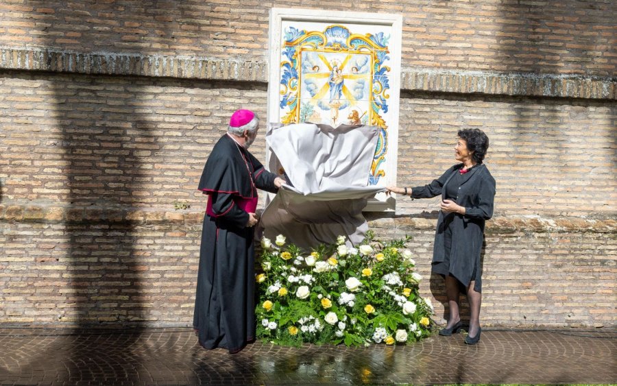La embajadora de España ante la Santa Sede y el arzobispo de Zaragoza descubren el panel en cerámica.