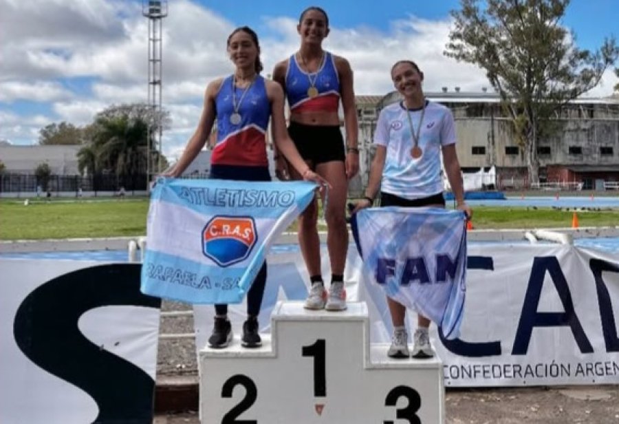 PODIO. Antonella Toledo (izquierda) en la premiación.