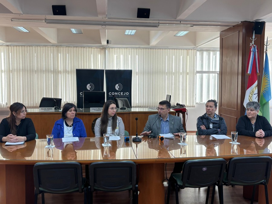 El encuentro se desarrolló esta mañana en la sala de sesiones del órgano legislativo local.