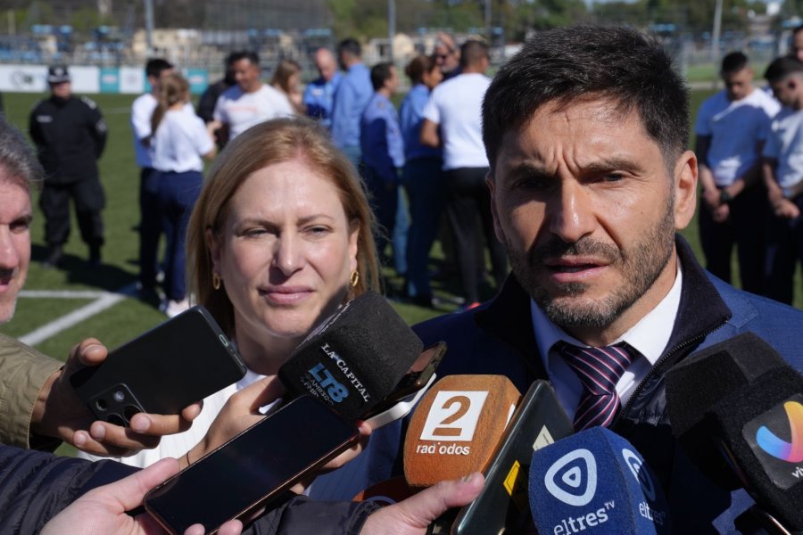 EN ROSARIO. El gobernador valoró la tarea de la Policía y del Servicio Penitenciario, y subrayó que los agentes santafesinos son los mejores remunerados del país.