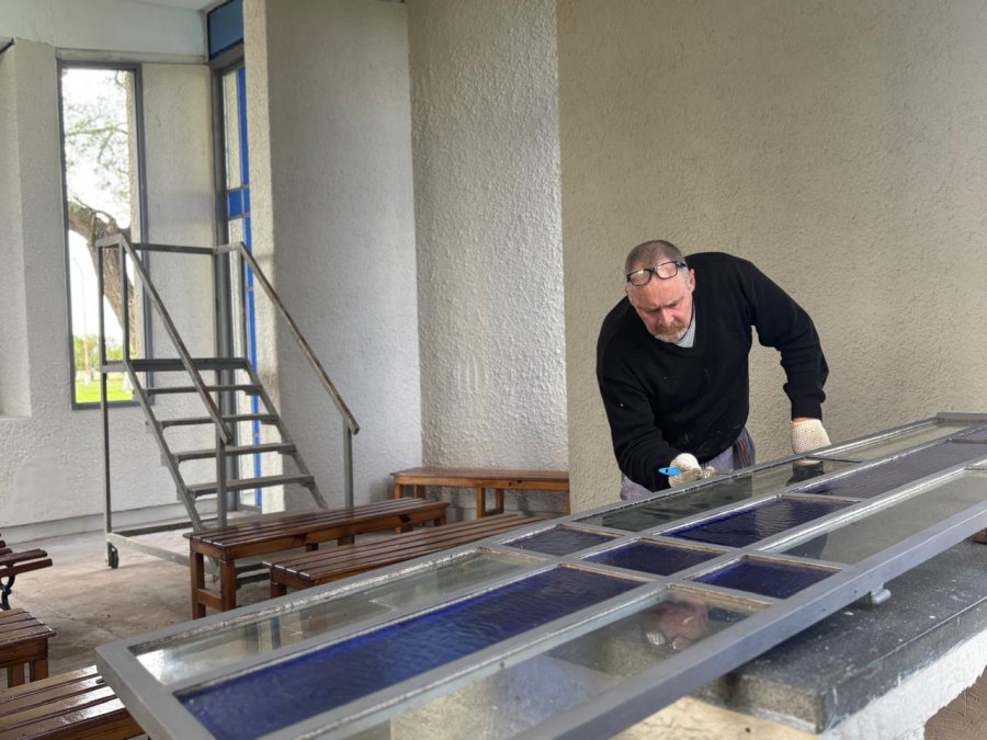 RESTAURACION.  La capilla del cementerio local fue intervenida con tareas de pintura en aberturas y el recambio de una cruz de madera.