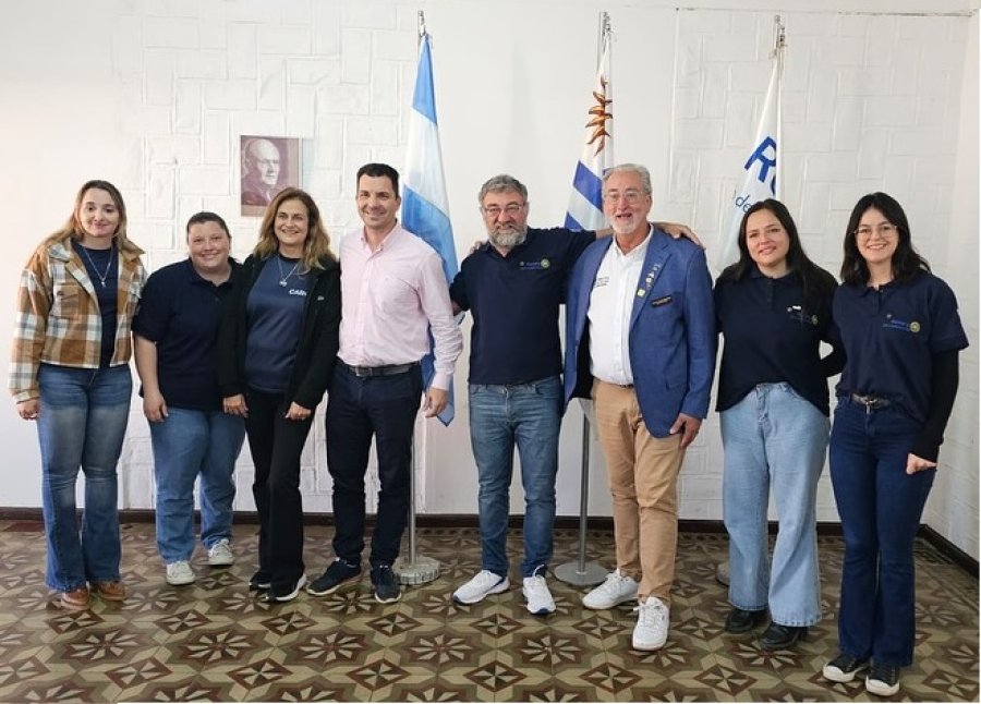 VISITA OFICIAL. Mauro Gilabert, Leonel Delgado Rossi, Ana Cipolatti y rotarios en la sede de la institución de servicio.