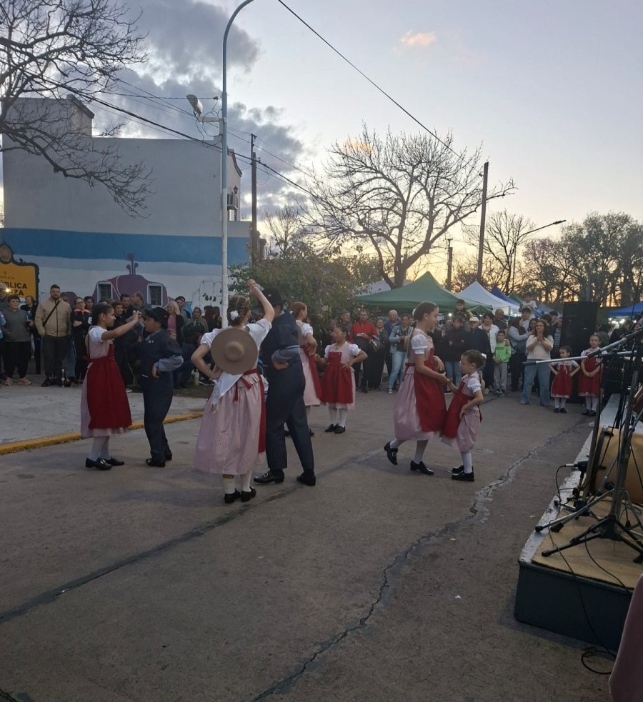 FESTEJO ANTICIPADO. El domingo 21, en consonancia con el Día de la Primavera, el barrio estuvo de fiesta.