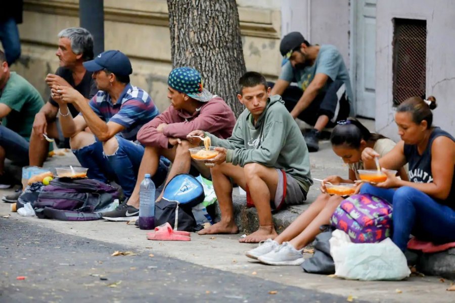 POBREZA. Según el informe que suministró el Indec bajó a 31,6% en el primer semestre.