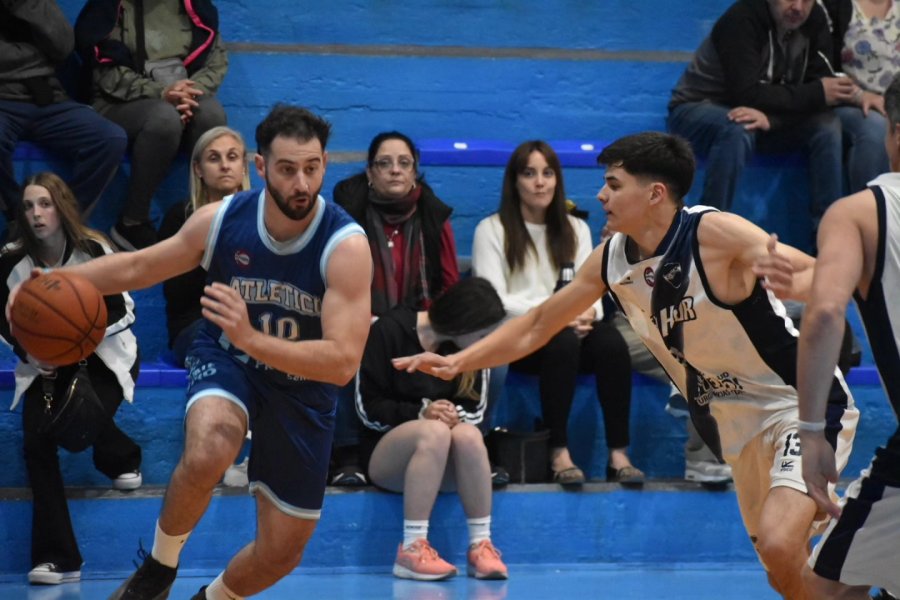 DUELO PAREJO. Fue victoria en la prórroga para el local.