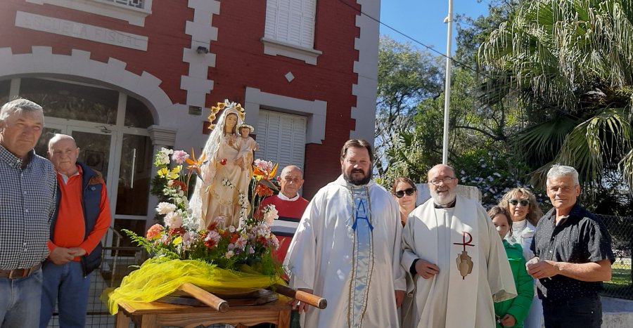 los padres Claudio Badino y Oscar Sara junto a la imagen de la santa patrona al iniciarse la procesión.