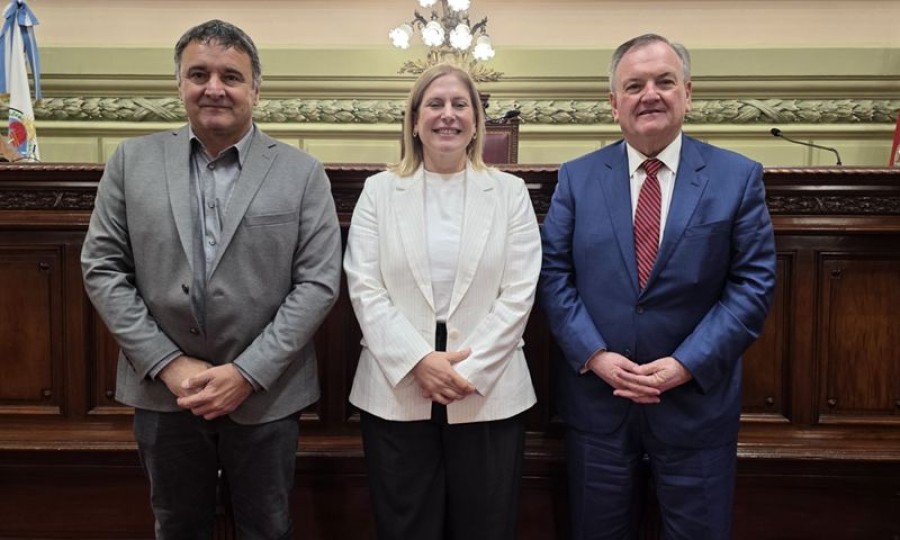 Marcelo González, Gisela Scaglia y Felipe Michlig en la Asamblea Legislativa.