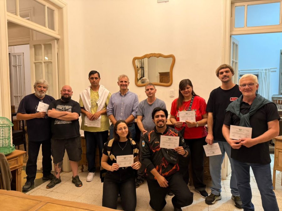 Finalizó el curso de Restauración de Muebles.