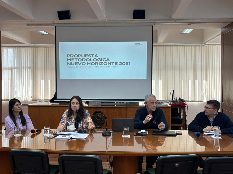 PRESENTACION. Los legisladores escucharon la presentación del proyecto relacionado a la planificación estratégica denominada “Rafaela productiva 2031”, a cargo de la funcionaria Patricia Imoberdorf.