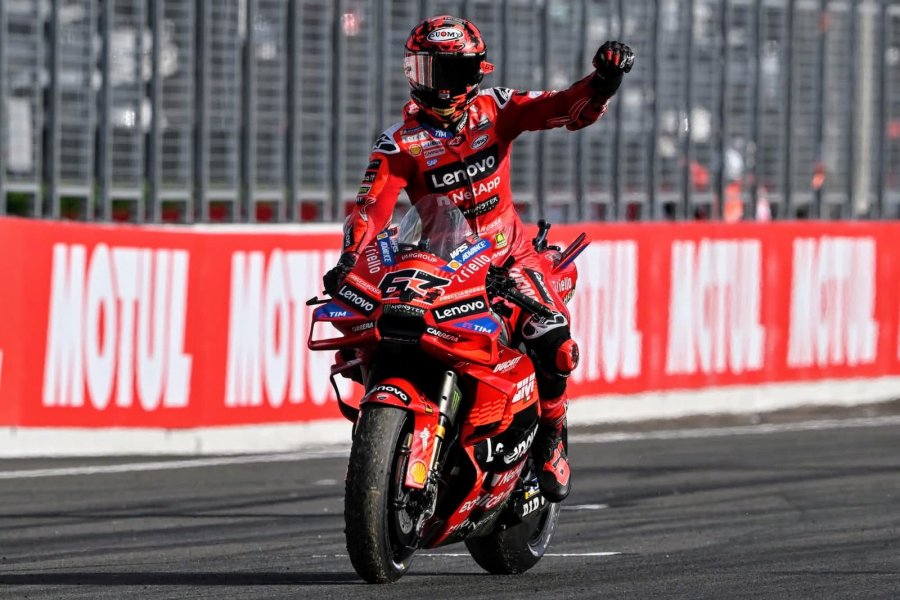 Francesco Bagnaia festeja su regreso a la victoria con la Ducati.