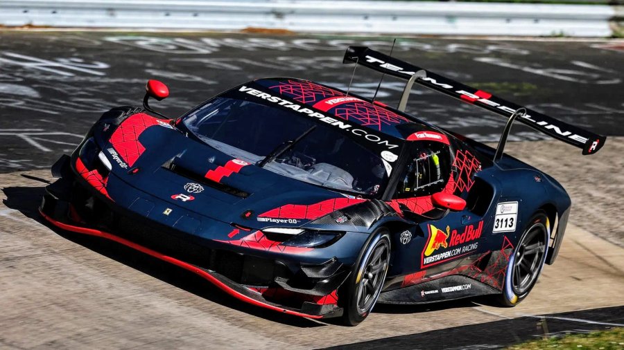 Max Verstappen -junto a Chris Lulham- con la Ferrari 296 GT3 en Nürburgring.