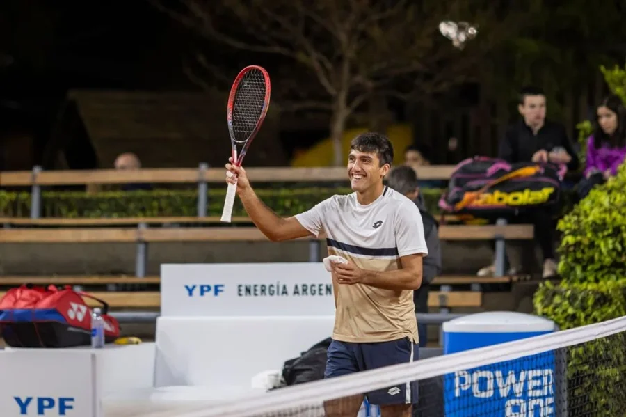 Román Burruchaga festeja un nuevo triunfo para alcanzar la final del Challenger de Buenos Aires.