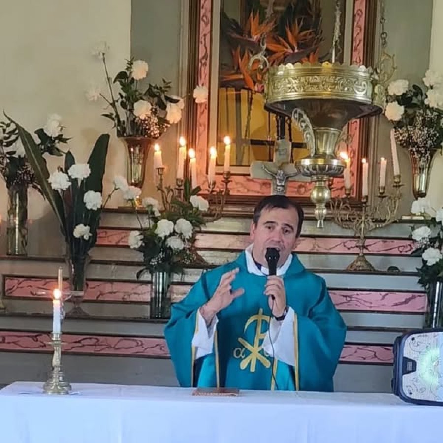 El padre David Retamoso durante la celebración de la Eucaristía
