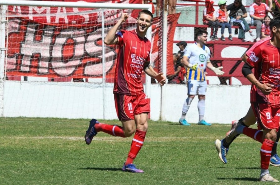 FESTEJO PARA GUILLE FUNES, AUTOR DE LOS GOLES DE FERRO EN LA TARDE DE ESTE DOMINGO
