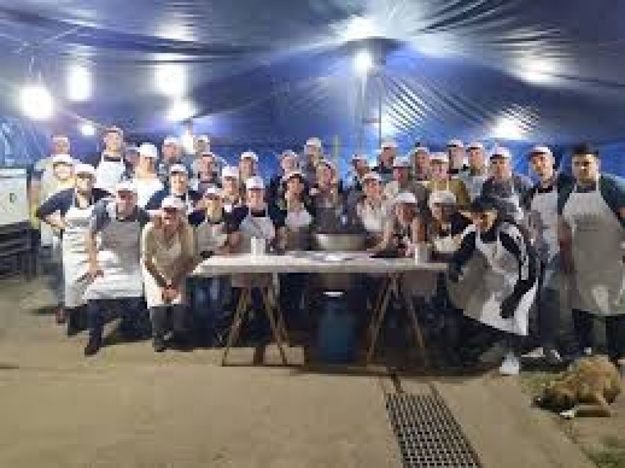 Los rowuenses que se ocupan de la cocina y la atención fe la fiesta.