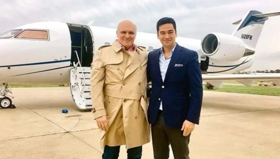 José Luis Espert en 2019 junto a Federico 'Fred' Machado y uno de los aviones del “empresario” detenido.