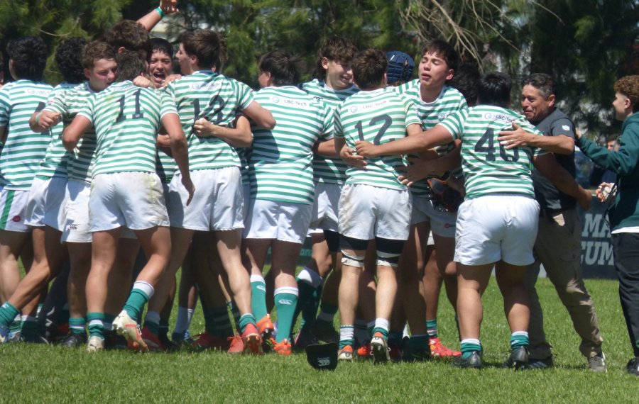 FESTEJO. Los chicos del M16 tuvieron una importante satisfacción.