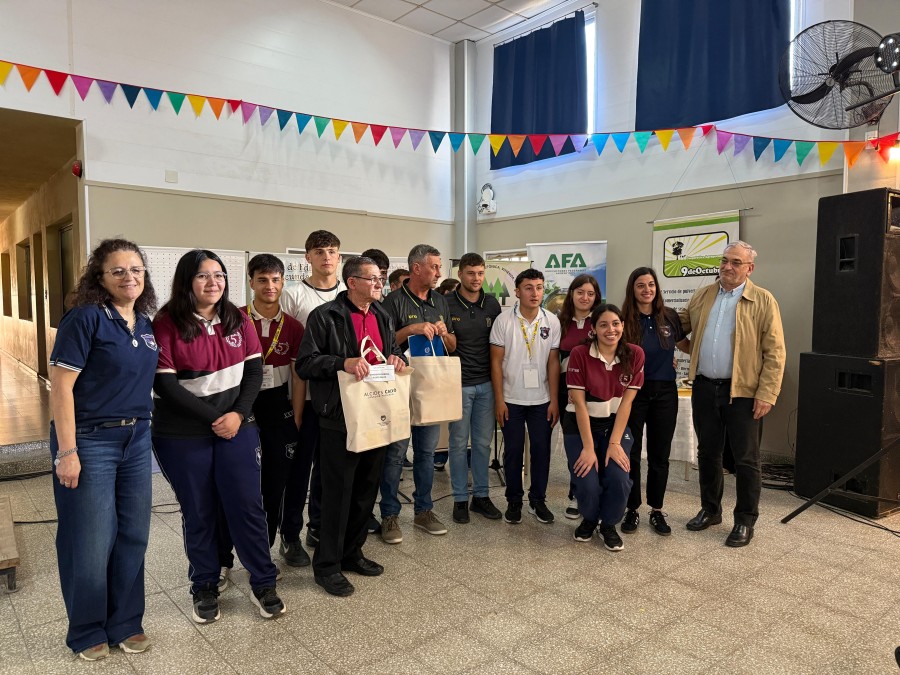 Los cooperativistas junto al Legislador.