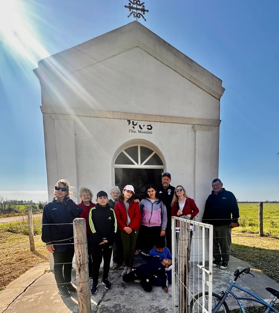 Alumnos y docentes frente a la Capilla.