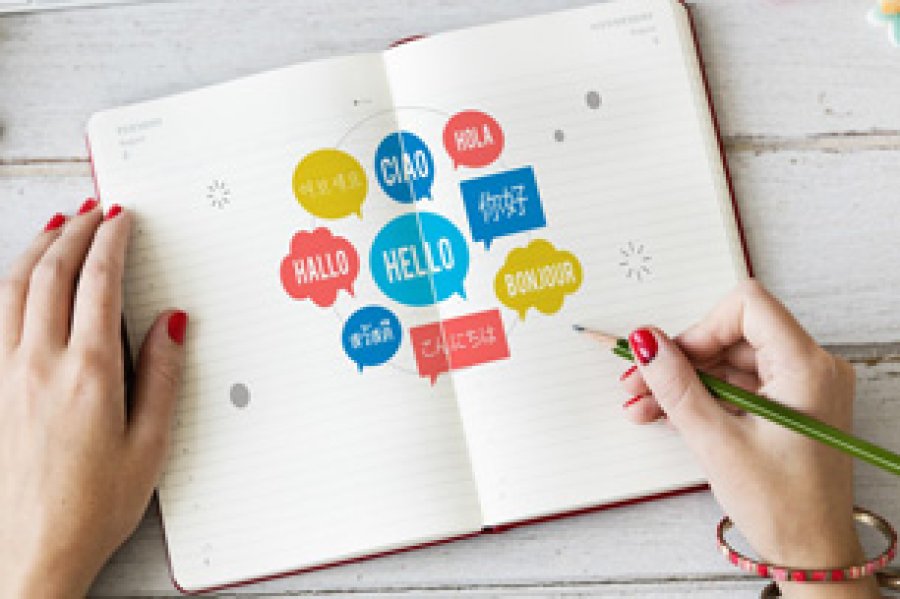 La traducción suele ser un puente que conecta diferentes culturas y comunidades, pero también puede reflejar desequilibrios de poder.