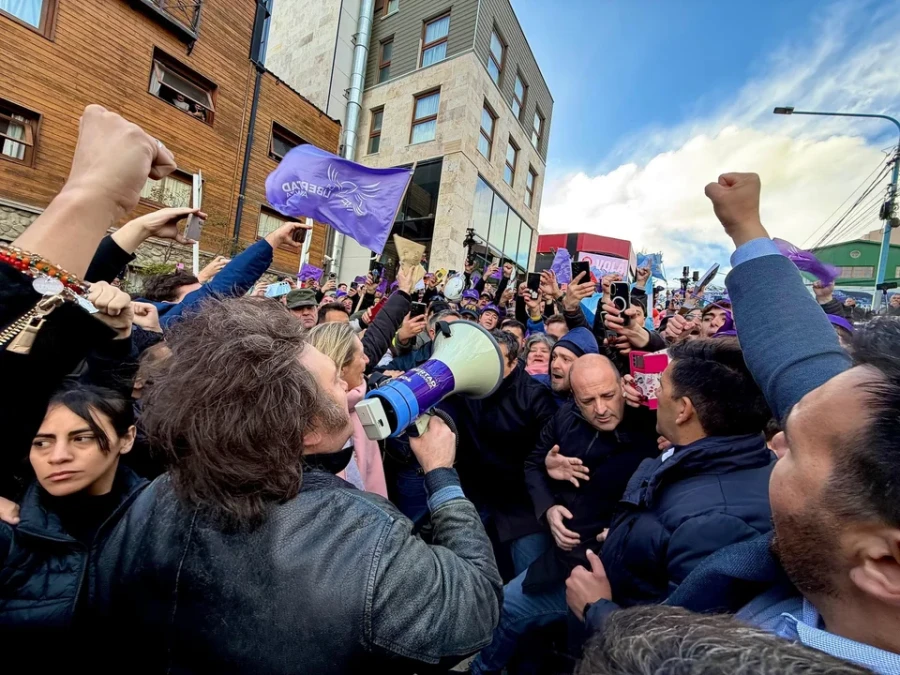 Javier Milei durante la actividad proselitista en Ushuaia que fue interrumpida por una marcha en su contra.