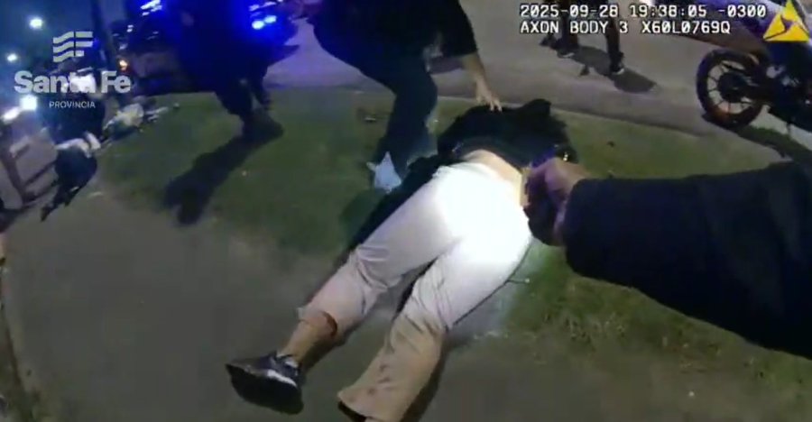 La mujer tras ser controlada con el uso de la pistola Taser en Rosario.