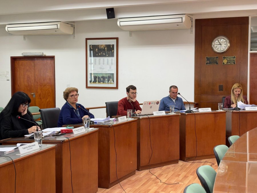 Los concejales del oficialismo deberán fundamentar en la sesión del jueves el proyecto para pavimentar más de 200 cuadras en los próximos años.