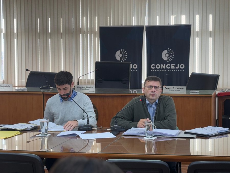 El presidente del Concejo, Lisandro M&aacute;rsico, y el secretario Legislativo, Nicol&aacute;s Abdala, durante la reuni&oacute;n de comisiones de este lunes. (FOTO PRENSA CONCEJO)