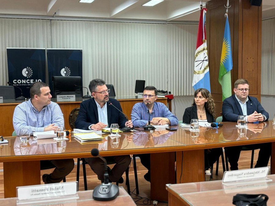 Germán Bottero y Silvina Bravino encabezaron el año pasado la entrega de los proyectos de Presupuesto y Tributaria al Concejo.