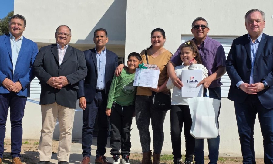 La familia que recibió la vivienda junto a las autoridades.