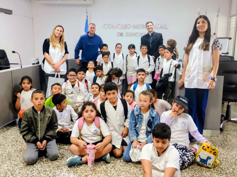 La delegación junto a los ediles Pablo Ghiano y Juan Ignacio Astor.