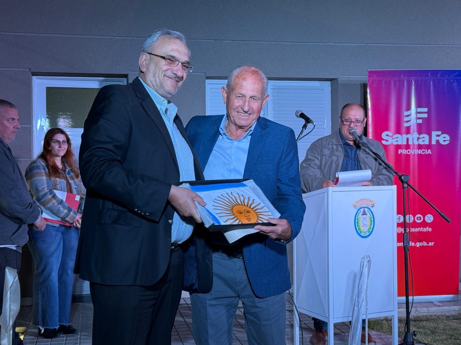 Un instante de la ceremonia en la emisora local.