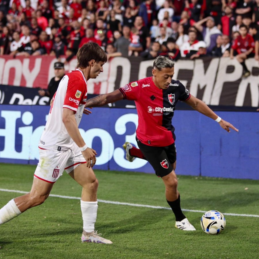 SALVO UN PUNTO. La Lepra apagó en parte el incendio.