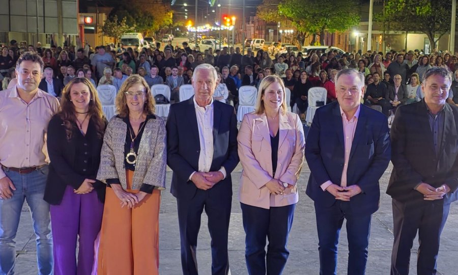 Las autoriddes y el numeroso público asistente.