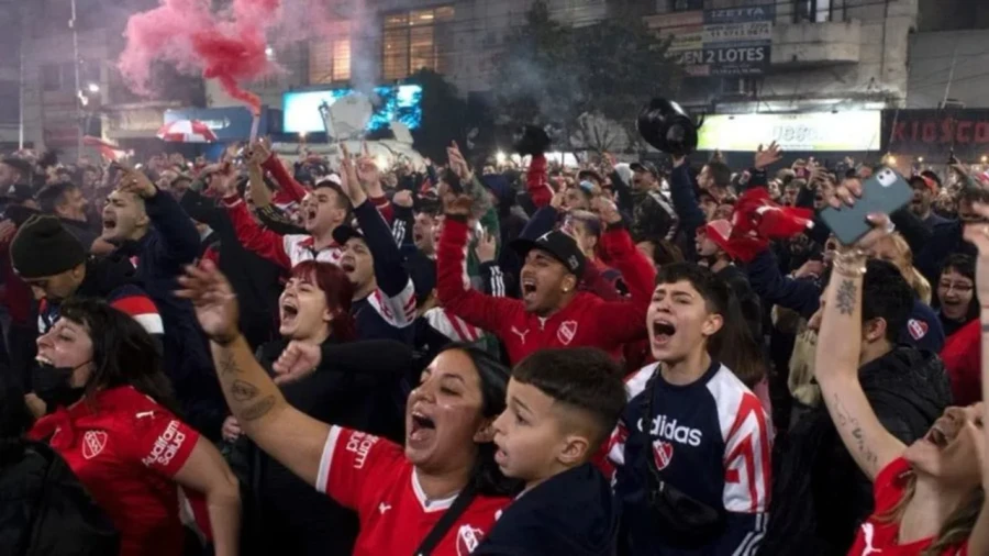 MASIVA. La protesta de hinchas de Independiente.