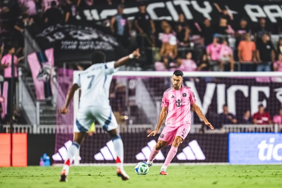SERGIO BUSQUETS. En acción durante el partido.