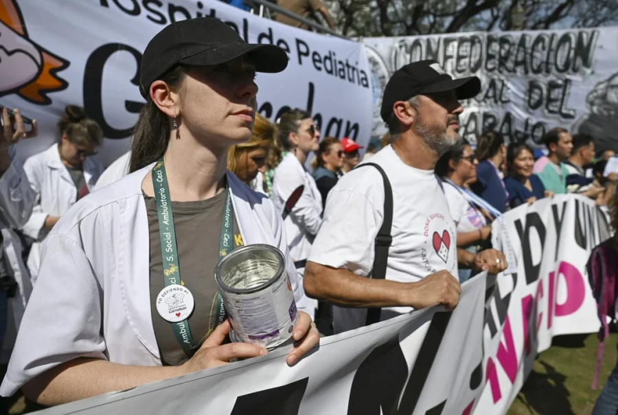 Trabajadores del Garrahan exigen la anulación del veto sobre la Ley de Emergencia Pediátrica.