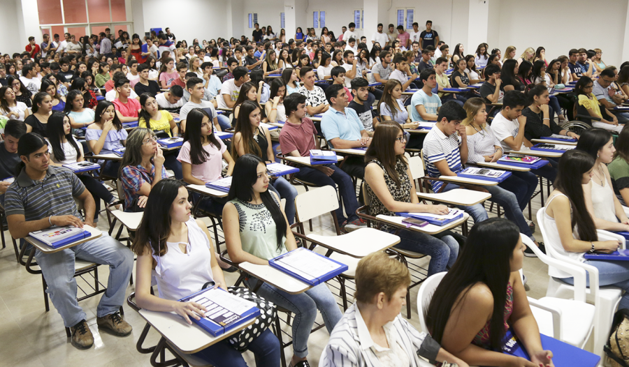 Brinda un espacio de reflexión respecto de las propias inquietudes y decisiones en el proceso de elección vocacional.
