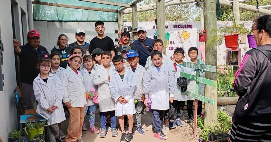 Los escolares junto a sus anfitriones.