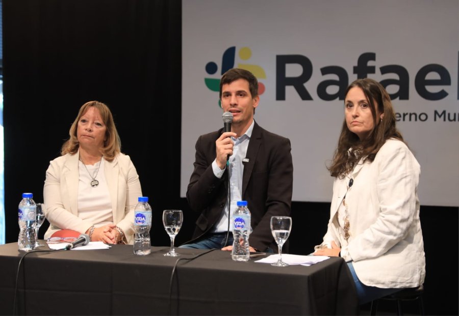 PRESENTACION. El intendente Viotti junto a las funcionarias Norma Becchio y Patricia Imoberdorf durante el lanzamiento del evento en el Centro Metropolitano.