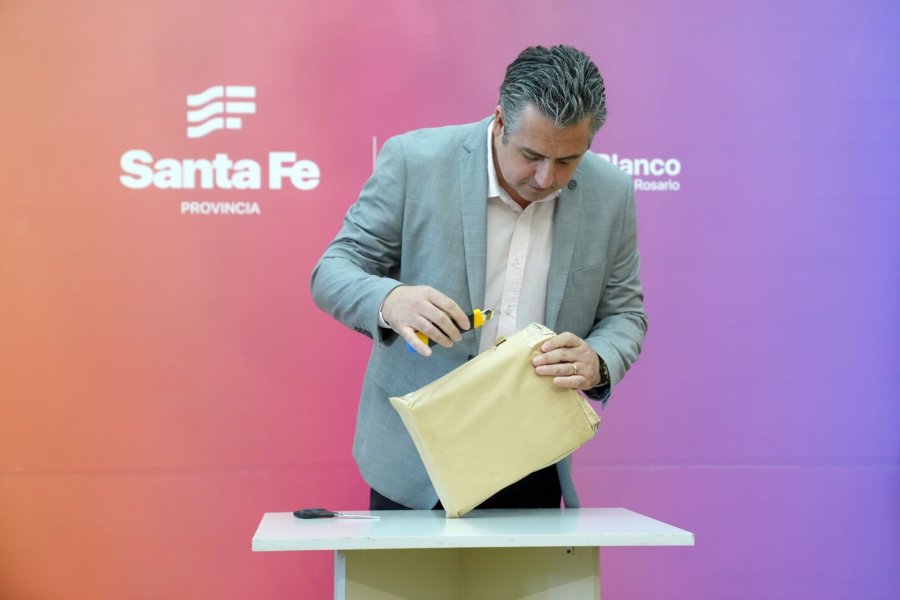 ACTIVIDAD. Pablo Cococcioni encabezó la apertura de sobres con las ofertas económicas para adquirir el armamento.