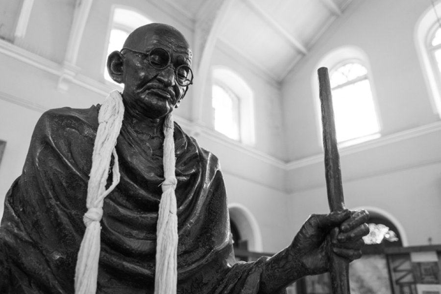 Estatua de Gandhi en el palacio del Aga Khan (India).