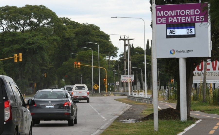PLAN. Recientemente se instaló una nueva cámara lectora de patentes en avenida Aristóbulo del Valle de nuestra ciudad.