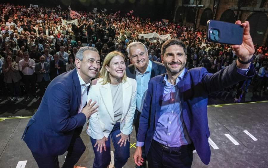 Pablo Javkin, Gisela Scaglia, Pablo Farías y Maximiliano Pullaro en el Salón Metropolitano de Rosario durante el lanzamiento de candidatos a diputados nacionales del espacio Provincias Unidas.