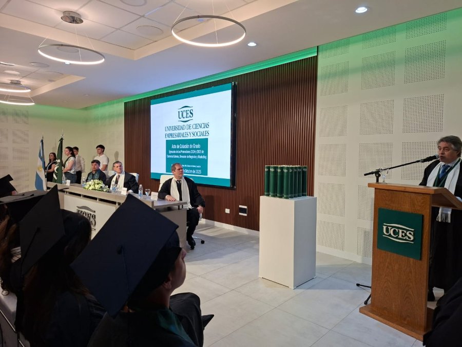 El Rector de UCES, Gast&oacute;n O'Donnell, al brindar su mensaje durante el Acto de Colaci&oacute;n. (FOTO UCES RAFAELA)