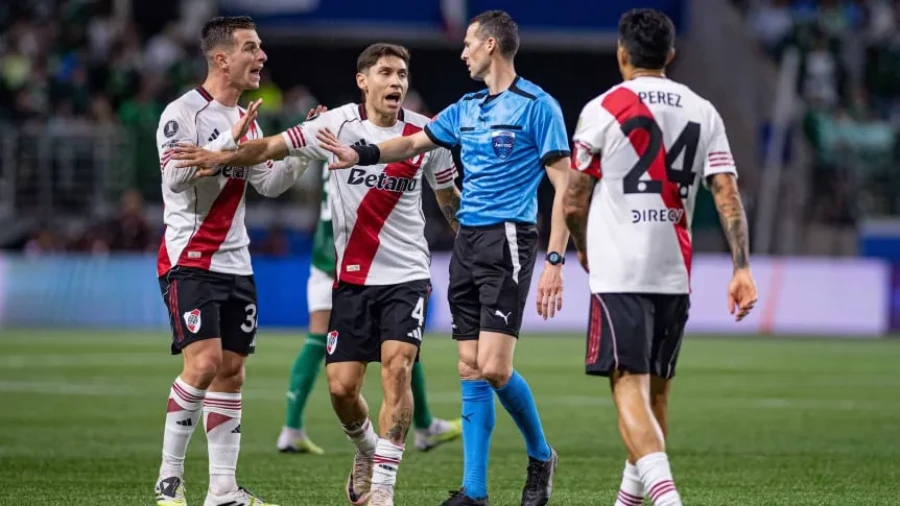 SANCION. Montiel protestando ante el árbitro.