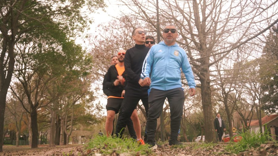 La banda 5 Monos estrena en todas las plataformas digitales el videoclip de su canción “Por Eso Bailo”.