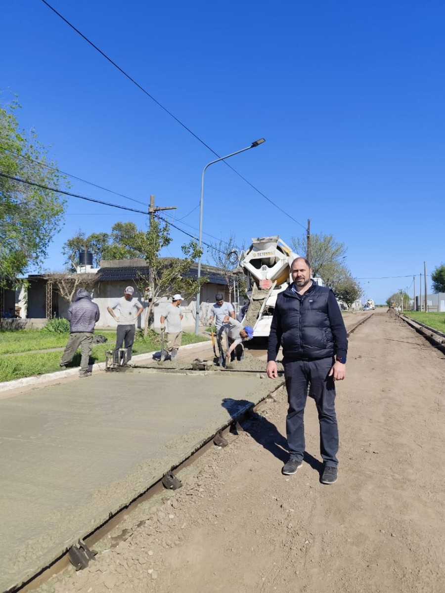 PAVIMENTO. José Barbero visitando la obra ejecutada.