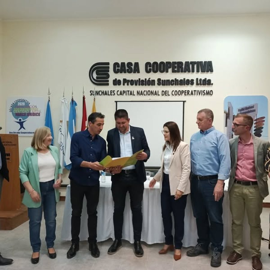 CEREMONIA. Un instante del acto desarrollado en Casa Cooperativa.